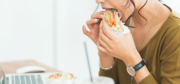 サンドイッチを食べている女性