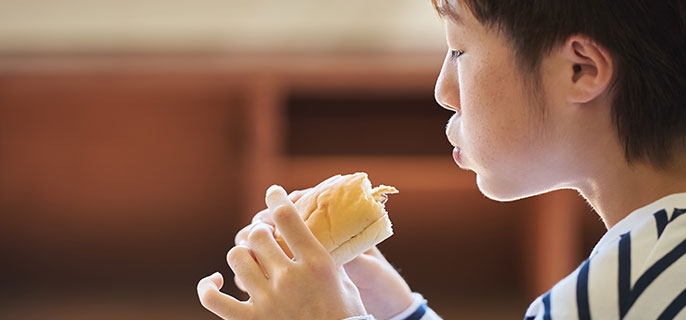 パンを食べている男の子