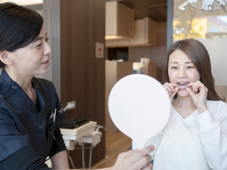 矯正治療を行っている男性歯科医師
