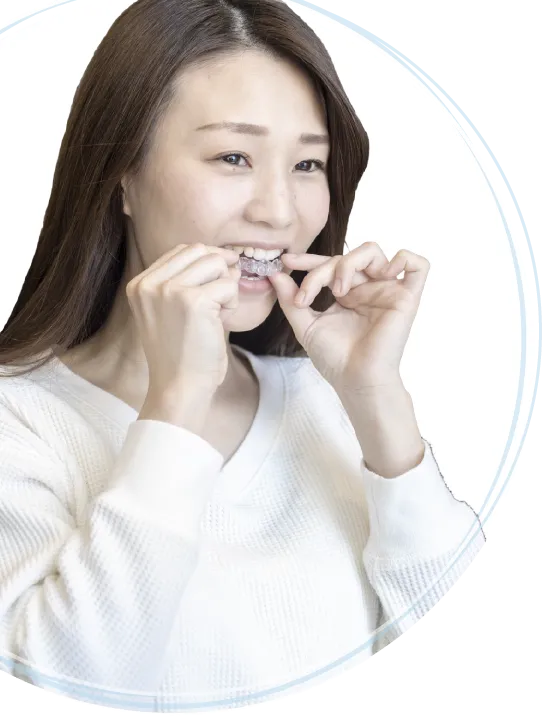 矯正用マウスピースをつける女性
